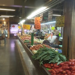 Les Halles de Pau - Les Halles, une caverne d'Ali Baba avec ses nombreux trésors : légumes, fromages, poissons, viandes, pains...