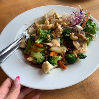 Songkran Thai Restaurant - Cashew Chicken Stir Fry - Thai Near Me - St. Albert, Alberta Songkran Thai Restaurant - Cashew Chicken Stir Fry - Thai Near Me - St. Albert, Alberta