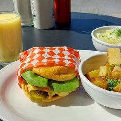 NDG Luncheonette - L'assiette smatch burger avec en extra salade de choux et jus d'orange style Julep
