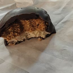 Peanut butter cookie, eat with a drink