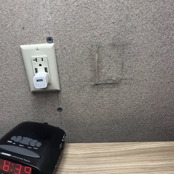 Redmond Inn - Wall repairs. - Hotels Near Me - Redmond, Oregon Redmond Inn - Wall repairs. - Hotels Near Me - Redmond, Oregon