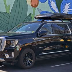 Limobook - GMC YUKON DENALI XL
Our GMC Yukon Denali XL seats up to 6 passengers with plenty of room for luggage.
