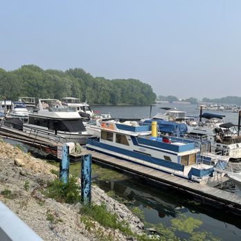 Tom Sawyer's Bar & Grill - boats docked at a dock - Bars Near Me - La Crosse, Wisconsin Tom Sawyer's Bar & Grill - boats docked at a dock - Bars Near Me - La Crosse, Wisconsin