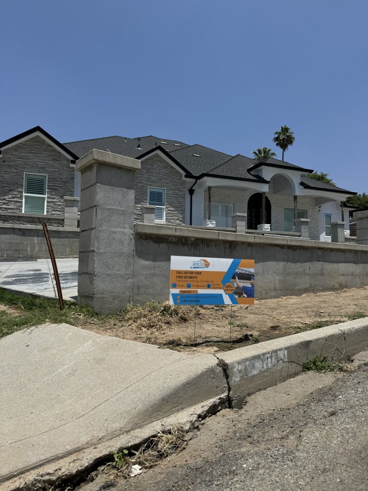 Slide of Jayrods Seamless Gutters