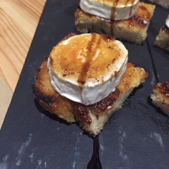 Gastrobar Avelaiña - Tosta de queso de cabra con confitura de tomate - Gastropubs Near Me - Santiago de Compostela, C Gastrobar Avelaiña - Tosta de queso de cabra con confitura de tomate - Gastropubs Near Me - Santiago de Compostela, C