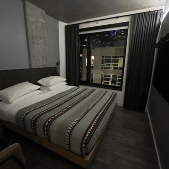 Moxy Seattle Downtown - Hotel room - Hotels Near Me - Seattle, Washington