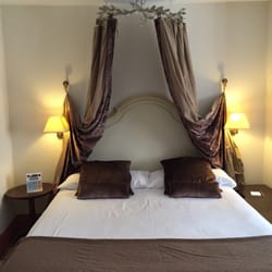 Hotel San Antonio el Real - Our beautiful queen bed!