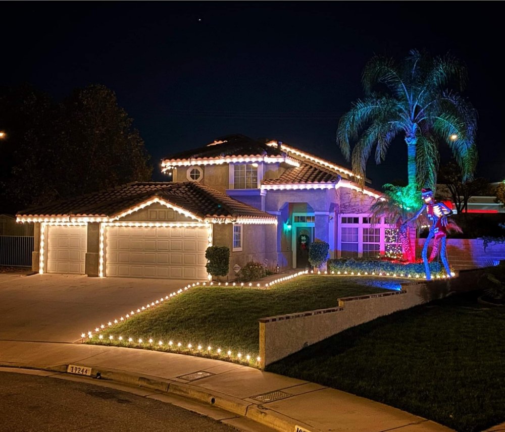 SANTA’S LITTLE HELPERS CHRISTMAS LIGHTS Riverside, California