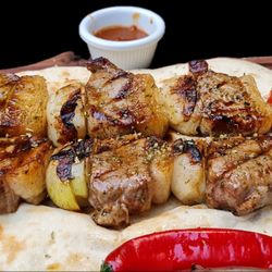 Nasreddin et ve Tandır - Traditional lamb shashlik grilled over charcoal served with tomatoes and peppers.