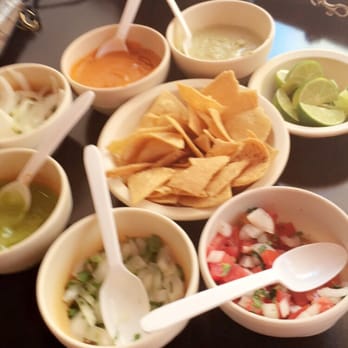 Tacos Caminero - They start you off with amazing chips and salsa - Mexican Near Me - Cancún, ROO Tacos Caminero - They start you off with amazing chips and salsa - Mexican Near Me - Cancún, ROO
