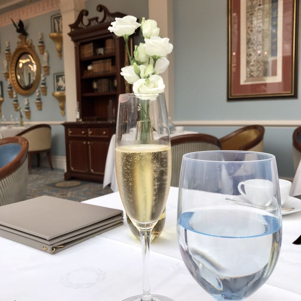 The Lanesborough - Always a bright, cheerful, and elegant setting for tea. A live piano player adds to the atmosphere. - Hotels Near Me - London, XGL