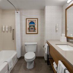 Hampton Inn Staunton - Guest room bath