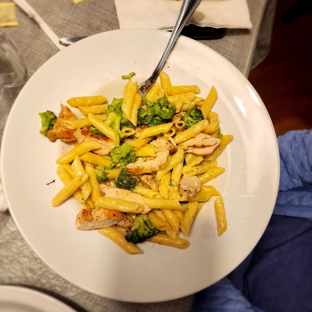 Ruby Tuesday - Chicken & Broccoli Pasta - American Near Me - Zephyrhills, Florida