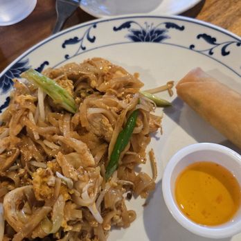 Boun Thai Kitchen - Chicken pad Thai w sweet sour soup lunch combo - Salad Near Me - Paradise, Nevada
