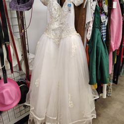 Goodwill - Beautiful wedding dress! Only $15.99!