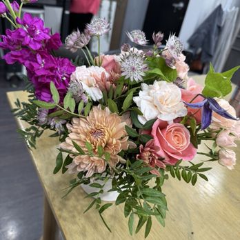 The Petal - Mother's Day floral arrangement workshop - Floral Designers Near Me - Edina, Minnesota