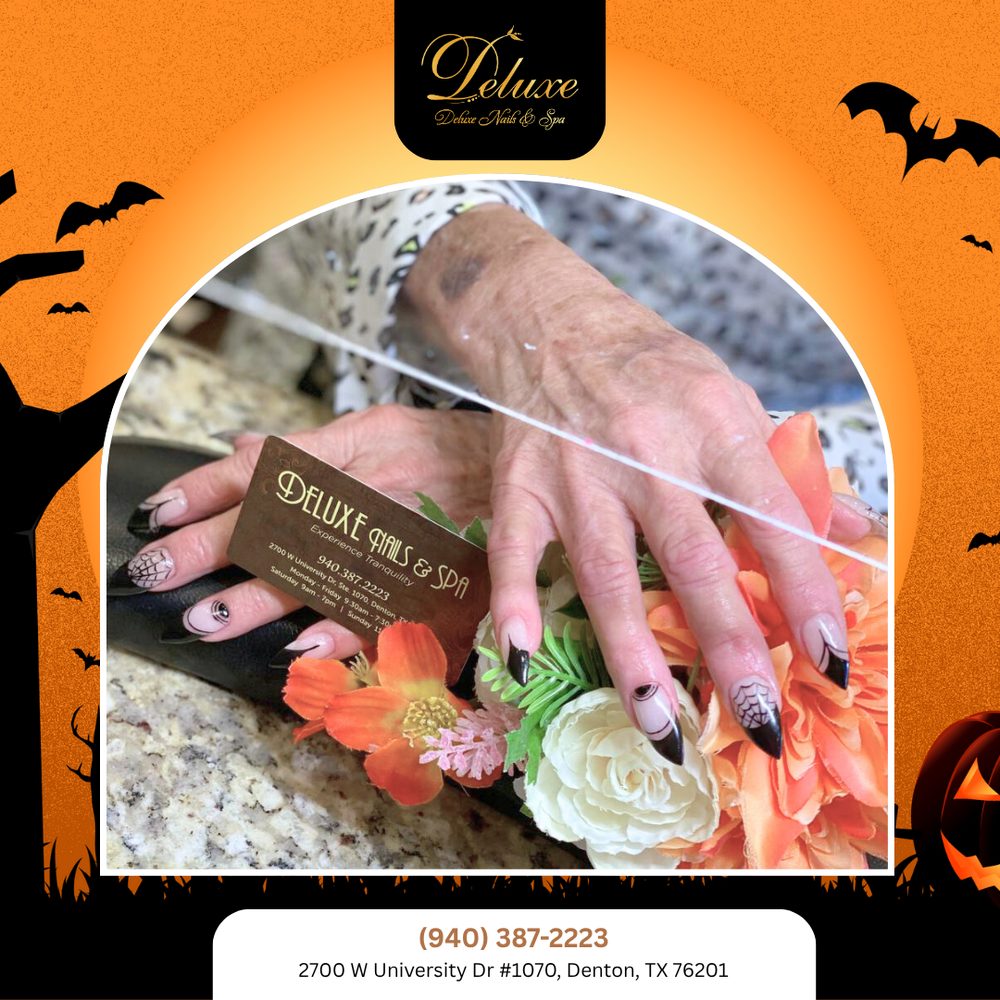 Deluxe Nails and Spa Logo
