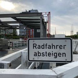 ... interessiert 80% der Fahrradfahrer nicht (!!!) ... genau diejenigen, welche dann die Autofahrer anmeckern ...