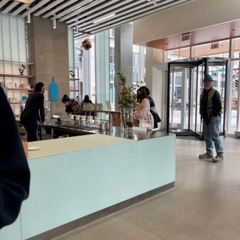 Blue Bottle Coffee - Wolf Point - Coffee & Tea Near Me - Chicago, Illinois