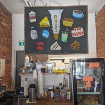 Rois Cream - Looking towards the kitchen area - Cafes Near Me - Toronto, Ontario