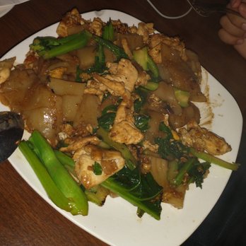 Thai Country Cafe - Pad See Ewe Sen Sod (Fresh noodle stri-fried with Chinese broccoli, bean sprout and egg) - Thai Near Me - Saint Louis, Missouri