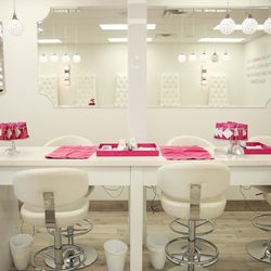 Glamour Gels Beauty Bar - Glamour Gels has a full Nail Bar.