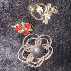 Nearly New Shop - Brooches