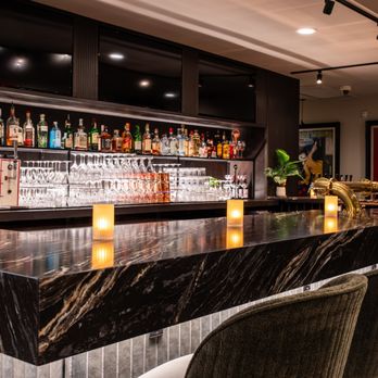 Earls Kitchen + Bar - Canadian (New) Near Me - Medicine Hat, Alberta
