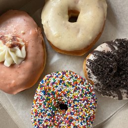 4 donuts box