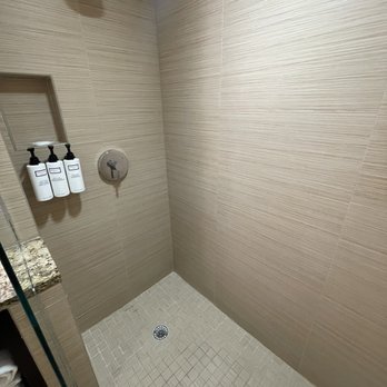 Wyndham Deerfield Beach Resort - Shower - Hotels Near Me - Deerfield Beach, Florida