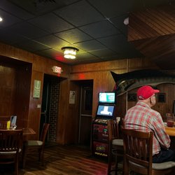 Sandy's by the Beech - Bar area with keno machine