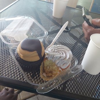 Lady Quack's Cakery - Lemon blueberry and chocolate peanut butter cupcakes - Custom Cakes Near Me - Austin, Texas