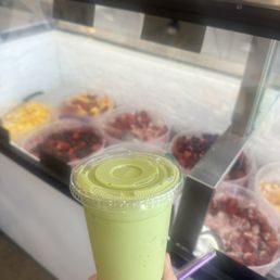 Green smoothie with spinach and mango Green smoothie with spinach and mango
