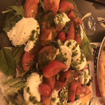 Le Vésuve - Caprese salad - Italian Near Me - Clichy, 92 Le Vésuve - Caprese salad - Italian Near Me - Clichy, 92