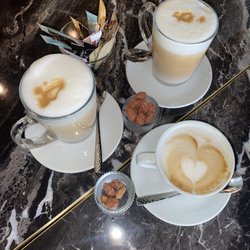 La Lanchetta - Cappuccino, latte macchiato, candied peanuts