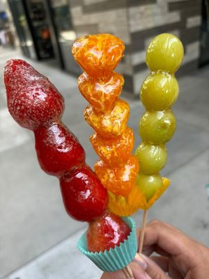 Sweet Box (Macarons, Dragon Beard Candy) by null