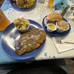 Schnitzelplatte mit Beilage und Salat 1 Bratwurst mit Brötchen Schnitzelplatte mit Beilage und Salat 1 Bratwurst mit Brötchen