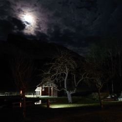 Hôtel Restaurant La Neyrette - Le lac à truites de l'hôtel-restaurant par un soir de pleine lune