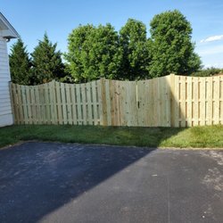 Reyes Fence Installers - Board on board fence