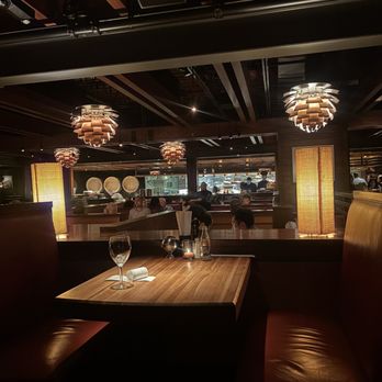 Houston's Restaurant - Inside view - Steakhouses Near Me - Pasadena, California Houston's Restaurant - Inside view - Steakhouses Near Me - Pasadena, California