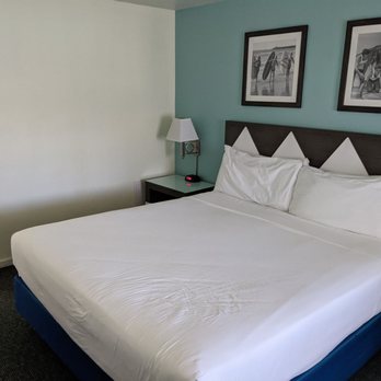 Kings Inn San Diego - Super Queen air inflation bed. - San Diego, CA