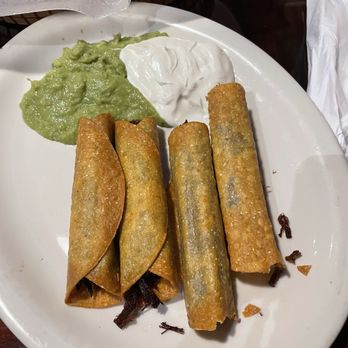 El Mariachi Mexican Restaurant - 11. Flautas (beef) does NOT come with rice or beans also it does come with lettuce & tomato but I asked to leave it off. - Mexican Near Me - Auburn, Alabama El Mariachi Mexican Restaurant - 11. Flautas (beef) does NOT come with rice or beans also it does come with lettuce & tomato but I asked to leave it off. - Mexican Near Me - Auburn, Alabama