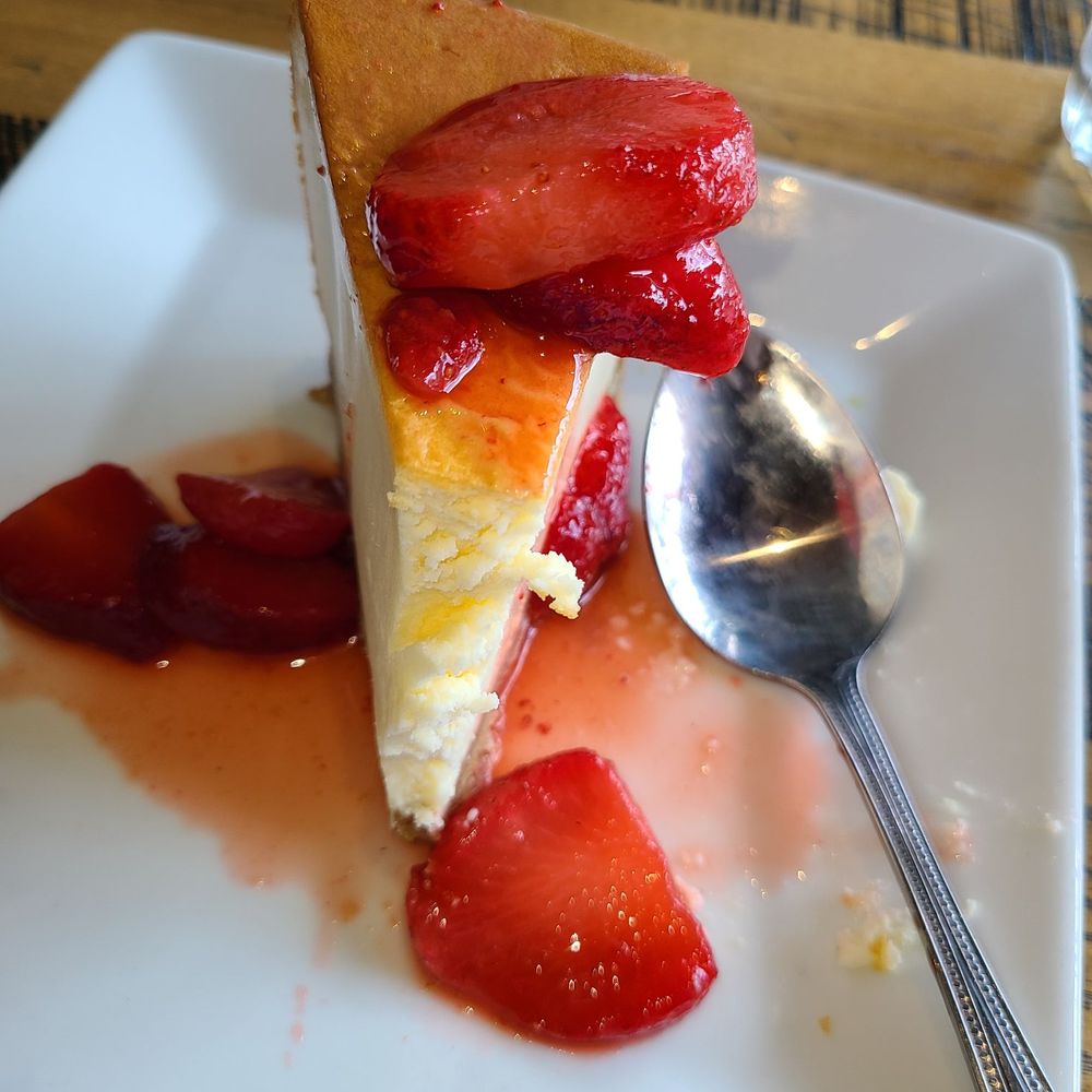 Ruby Tuesday - Cheesecake with mounds of strawberries - American Near Me - Jacksonville, Florida Ruby Tuesday - Cheesecake with mounds of strawberries - American Near Me - Jacksonville, Florida