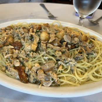 La Parma - Linguine and White Clam Sauce - Italian Near Me - Huntington, New York La Parma - Linguine and White Clam Sauce - Italian Near Me - Huntington, New York