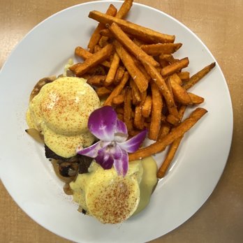 Guieb Cafe - Braised Short Rib Benedict - New American Near Me - Honolulu, Hawaii