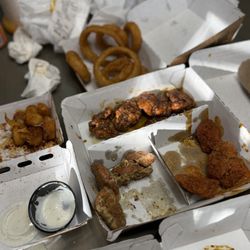 Buffalo Wild Wings - 20 boneless with onion rings