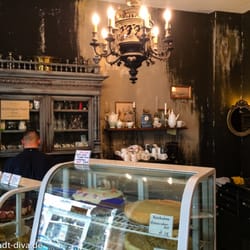 Louise Chérie Café - Tresen Ansicht im ersten Raum
