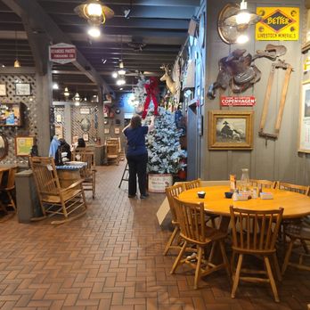 Cracker Barrel Old Country Store - Manager  busy taking  a tree down vs taking care of the shortage or acknowledging customers waiting - American Near Me - Kingwood, Texas