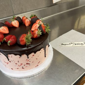 Mamolo's Fine Pastries - Bday cake - Bakeries Near Me - Encino, California Mamolo's Fine Pastries - Bday cake - Bakeries Near Me - Encino, California