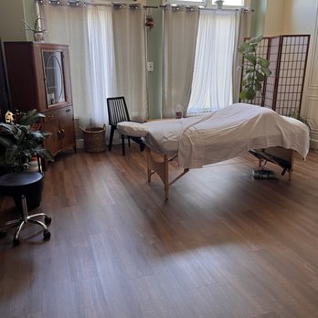 Homestead Healing Arts - Massage therapy room. - Yoga Near Me - Grosse Pointe Park, Michigan Homestead Healing Arts - Massage therapy room. - Yoga Near Me - Grosse Pointe Park, Michigan